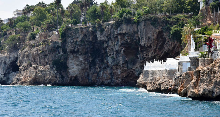 Görüntü izlerken falezlerden düşen Ümit’i polisler kurtardı