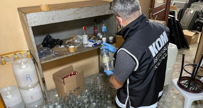 İstanbul’da yaklaşık 2 bin litre uydurma içki ele geçirildi
