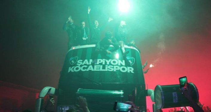Kocaelisporlu futbolcu şampiyonluk tipinde otobüsten düştü