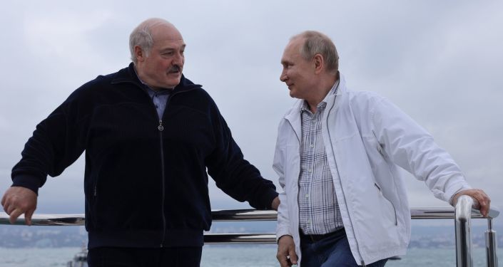 Putin ve Lukaşenko denizde tekne tipi yaptı