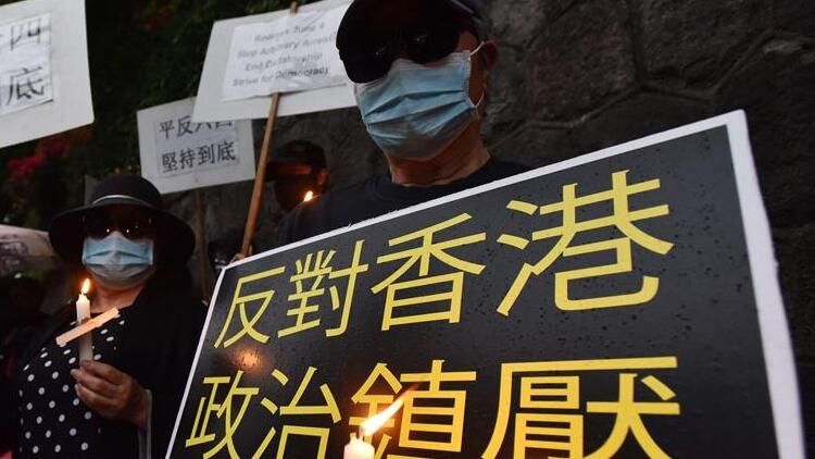 Hong Kong’da, Tiananmen olaylarını anmak için binlerce kişi bir araya geldi