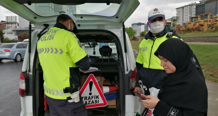 Maske takmadığı için ceza yedi: ‘Bana anayasada maske kanunu gösterin, genelgeler kanun değildir’ diyerek cezayı yırttı