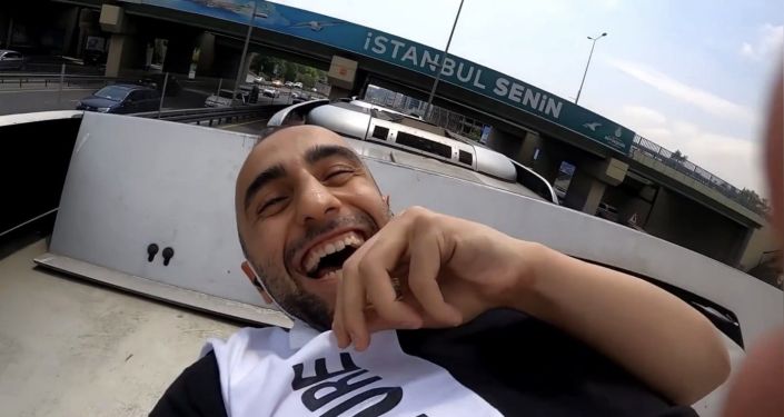 Metrobüsün üstünde tehlikeli seyahat