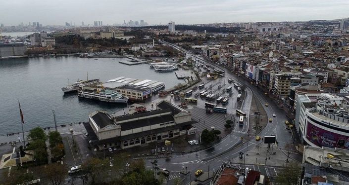 Oğlunu yıllar sonra sokakta hayvan kaplarından yemek yerken gördü