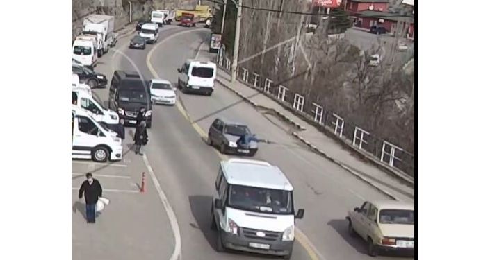 Talihsiz kaza: 2 saniye içinde iki farklı araç çarptı