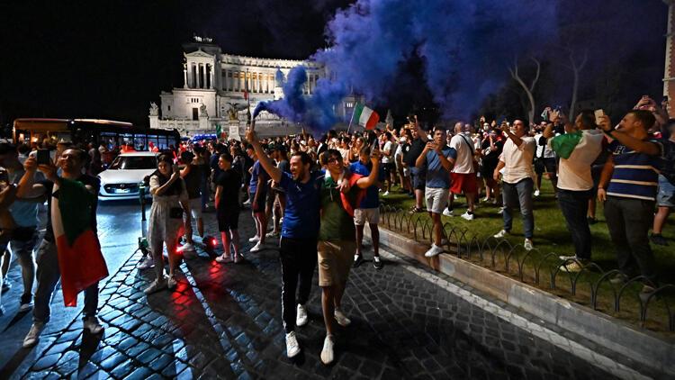 İtalya Ulusal Ekibi’nin EURO 2020’de finale çıkması Roma’da coşkuyla kutlandı