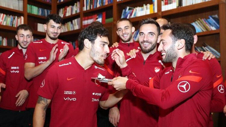 A Ulusal Futbol Grubu kampında doğum günü kutlaması