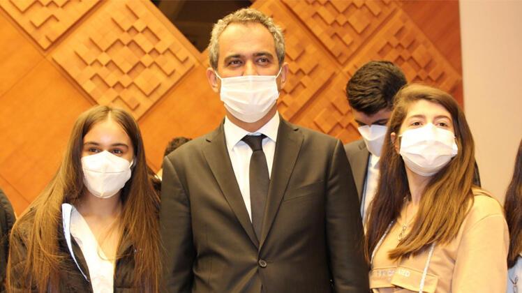 Bakan Özer, Hakkarili öğrencilerle bir ortaya geldi