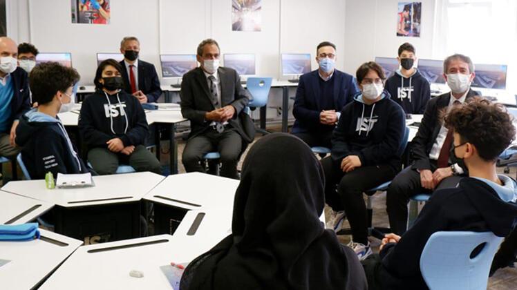 Bakan Özer’den  Havalimanı meslek lisesine ziyaret