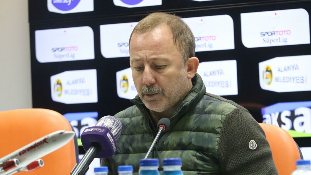 Dolmabahçe’de ‘Sergen grubu ayağa kaldır’ tezahüratı