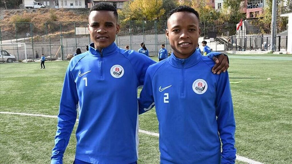 Hakkari’de 2 Afrikalı bayan futbolcu top koşturuyor
