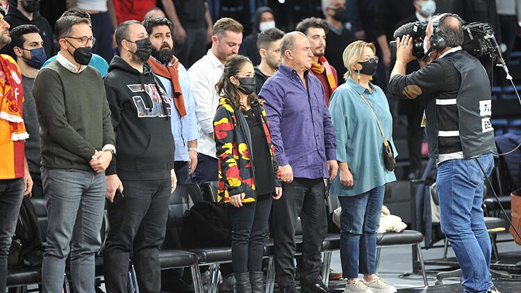 Fatih Terim derbiyi ailesiyle birlikte izledi