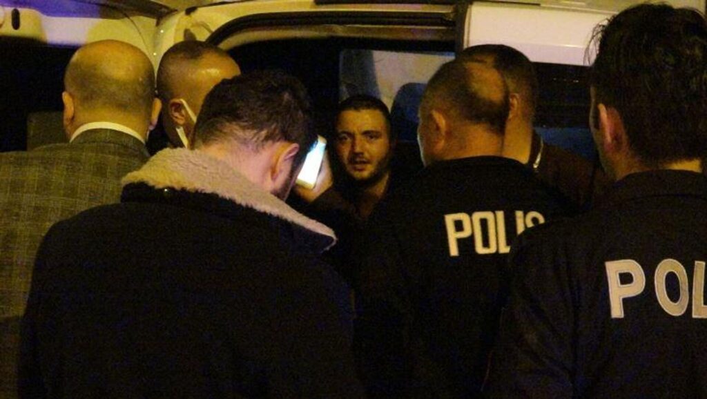 Bebekken kendisini evlatlık veren babasını öldürdü