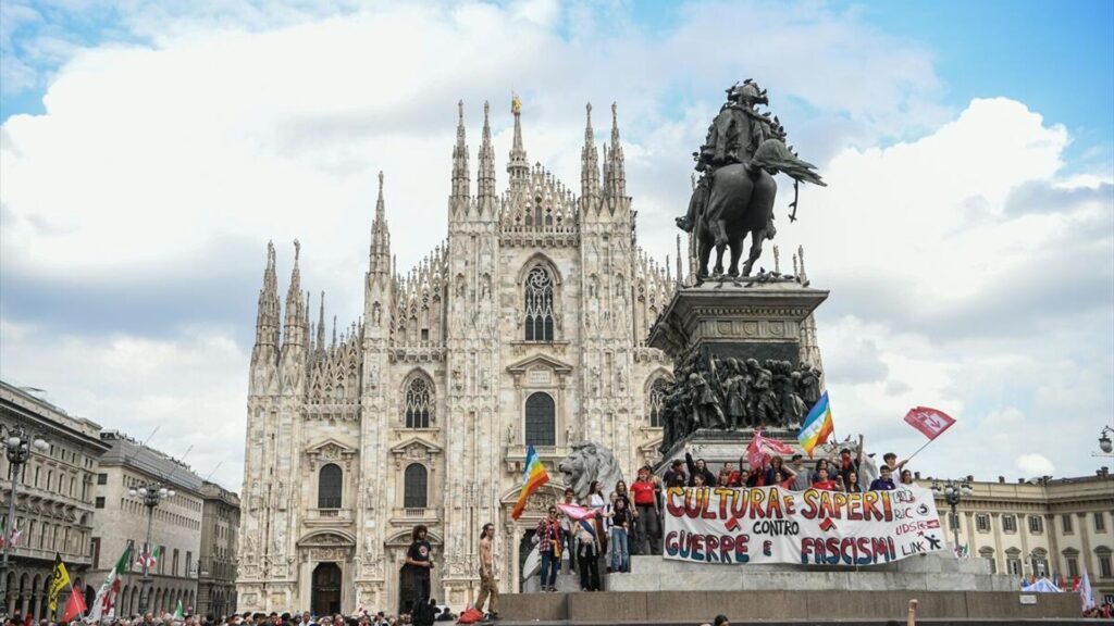 İtalya’nın Nazi işgalinden kurtuluşunun 76. yıldönümü münasebetiyle Milano’da şov düzenlendi