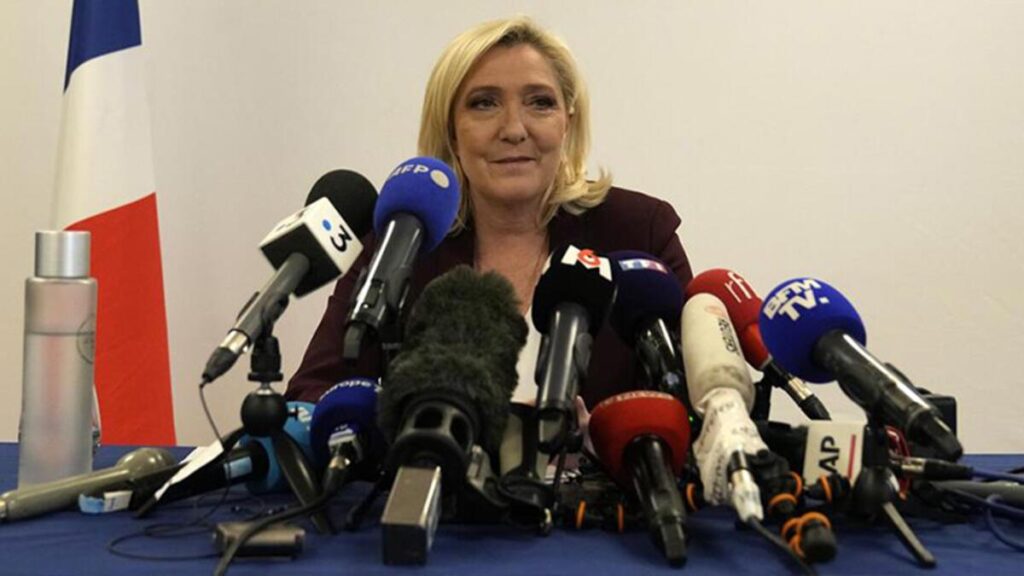 Le Pen’den başörtüsü yasağı için yasa tasarısı!