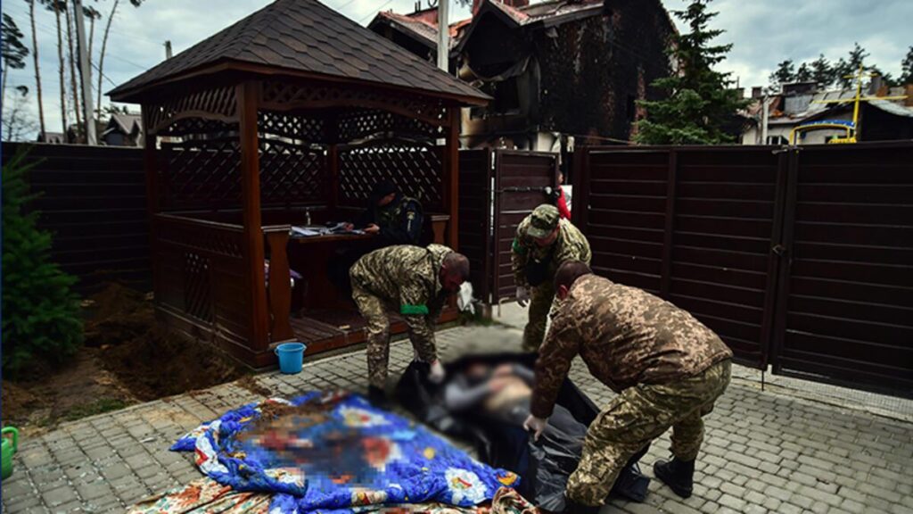 Rus askerlerinin çekildiği enkaza dönmüş Gostomel’de sivillere ilişkin cesetler bulundu