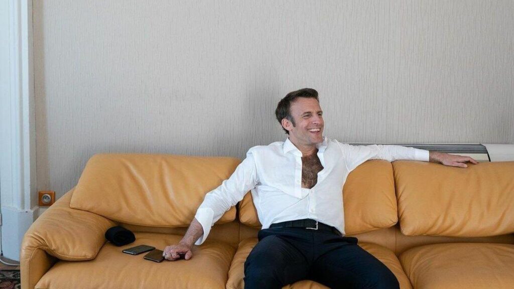 Seçim kampanyası için bağrını açan Macron’a göğüs kıllı fotoğrafı soruldu: Bu kadar takılmayın