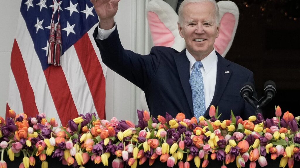 Tavşan kostümü giymiş animatörü bir anda karşısında gören Biden, bulunduğu yerden süratlice uzaklaştı