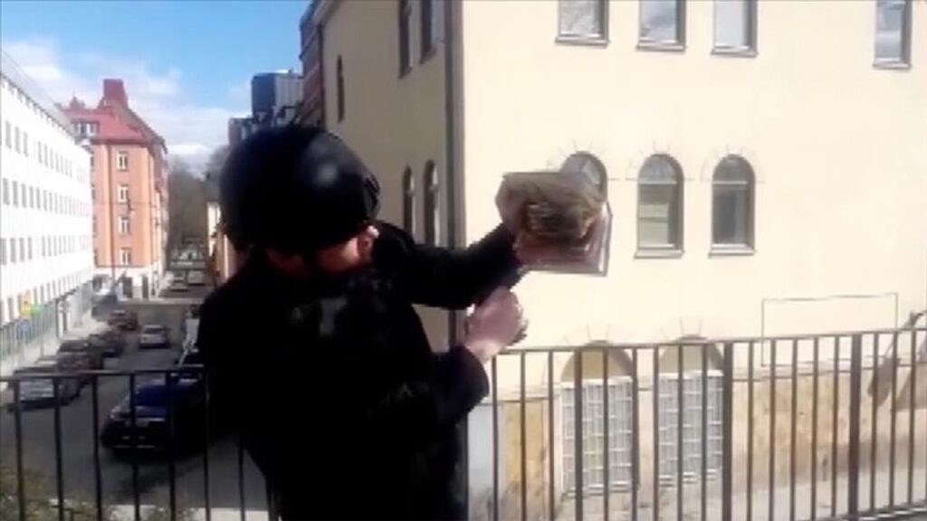 Danimarkalı ırkçı siyasetçi Paludan, İsveç’te cami önünde Kur’an-ı Kerim yaktı