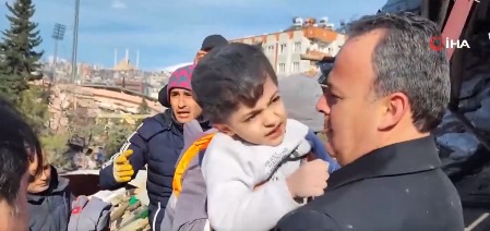 Kahramanmaraş’ta 7,7 lik 30 Saat Sonra 5 Yaşındaki Çocuk Kurtarıldı Görüntüler